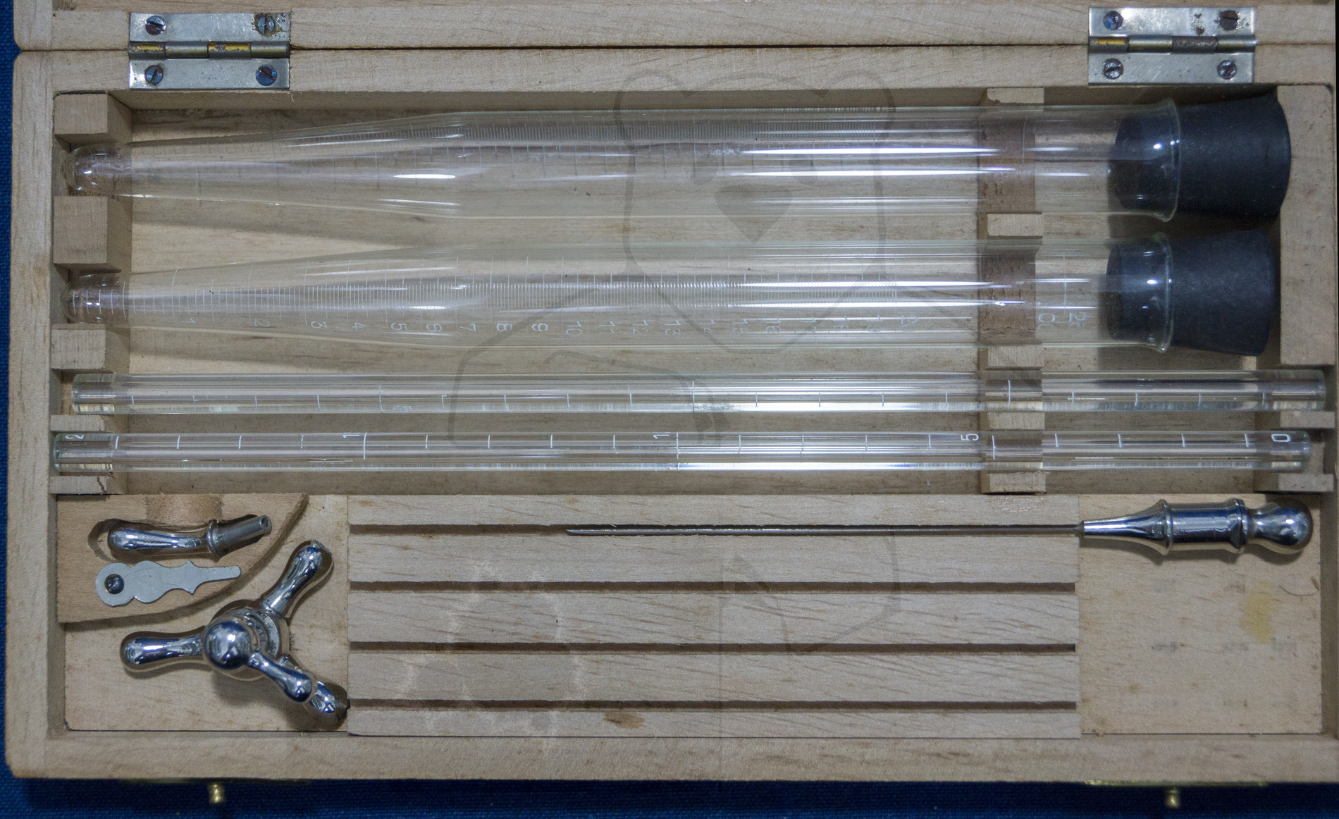 Instrumentenbox zur Lumbalpunktion, um 1930, Kanülen, Auffangbehälter für das Liquor mit Skala, Zweiwege-Hahn